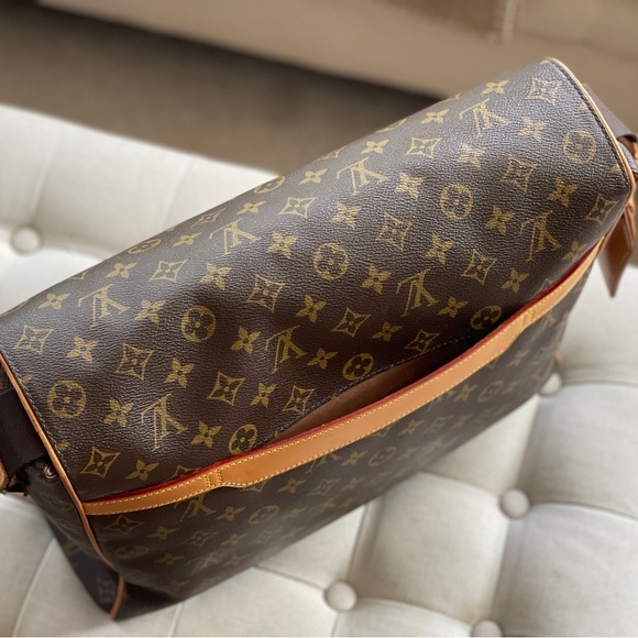 Louis Vuitton Abbesses Messenger - Picture 8 of 15